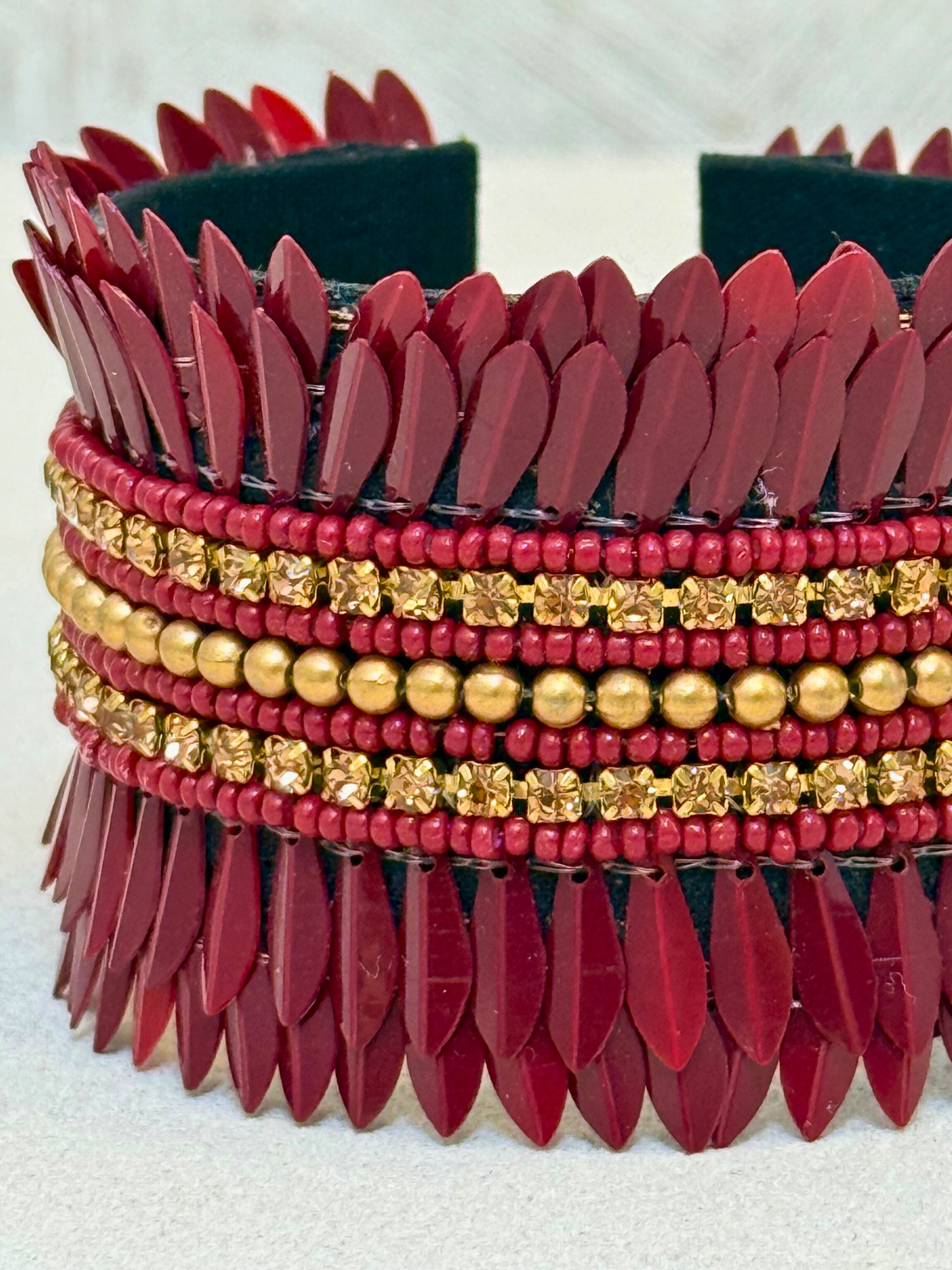 Brazalete Burdeos Plumas