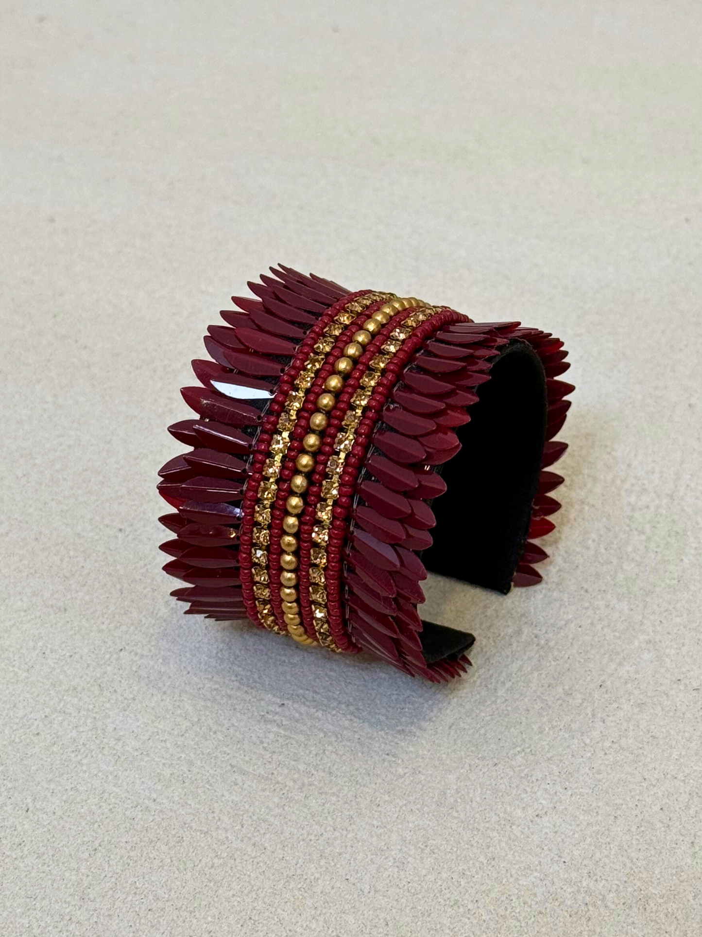 Brazalete Burdeos Plumas