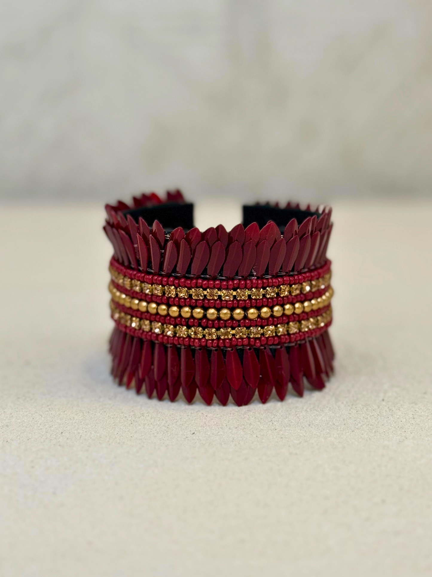 Brazalete Burdeos Plumas