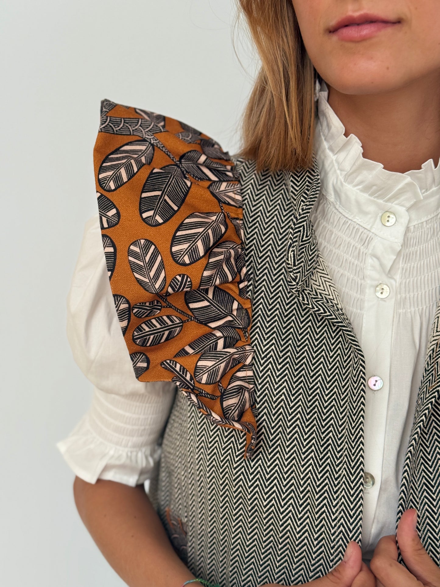 9MÁS5 Green and Rustic Beige Vest