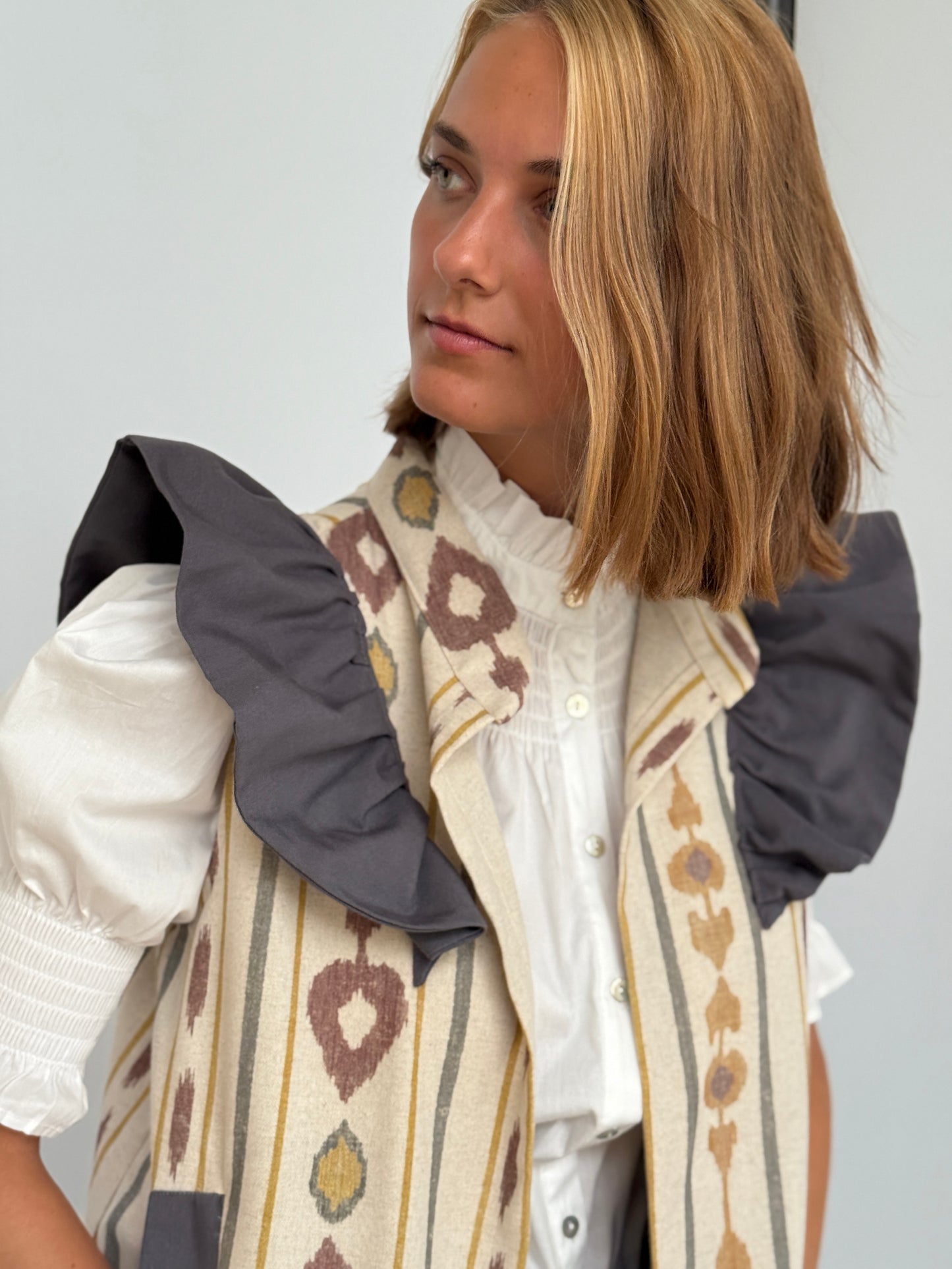 9MÁS5 Green and Rustic Beige Vest