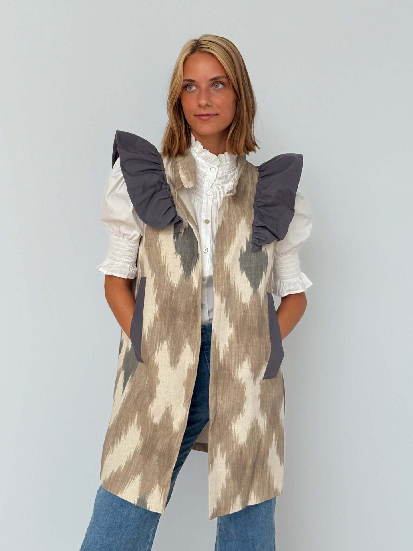 Chaleco 9MÁS5 Ikat Beige y Gris