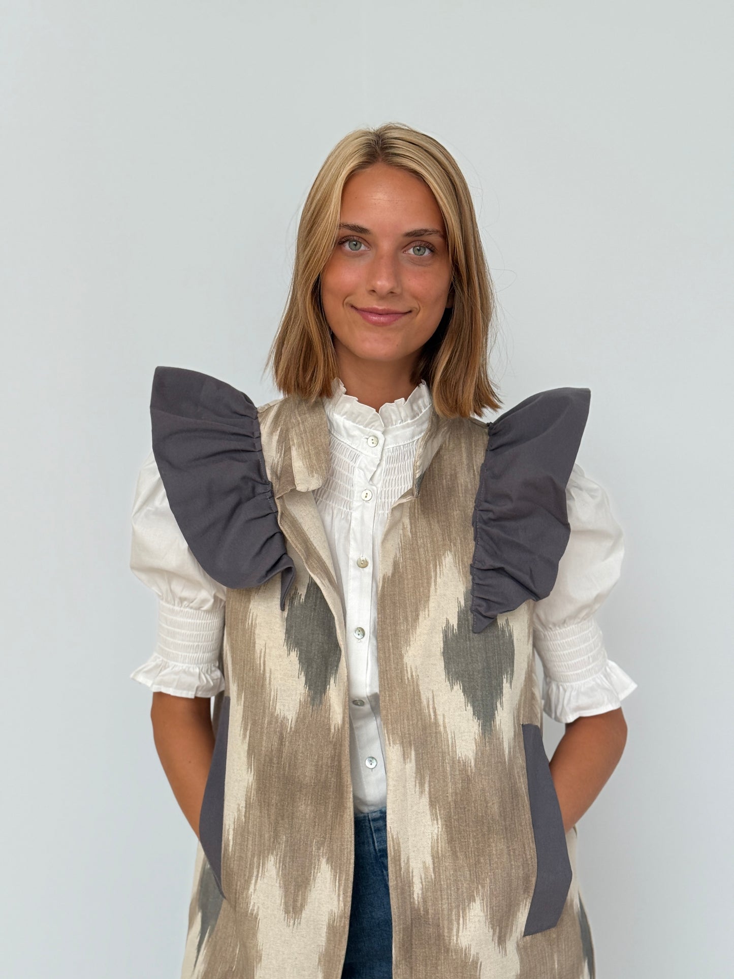 Chaleco 9MÁS5 Ikat Beige y Gris