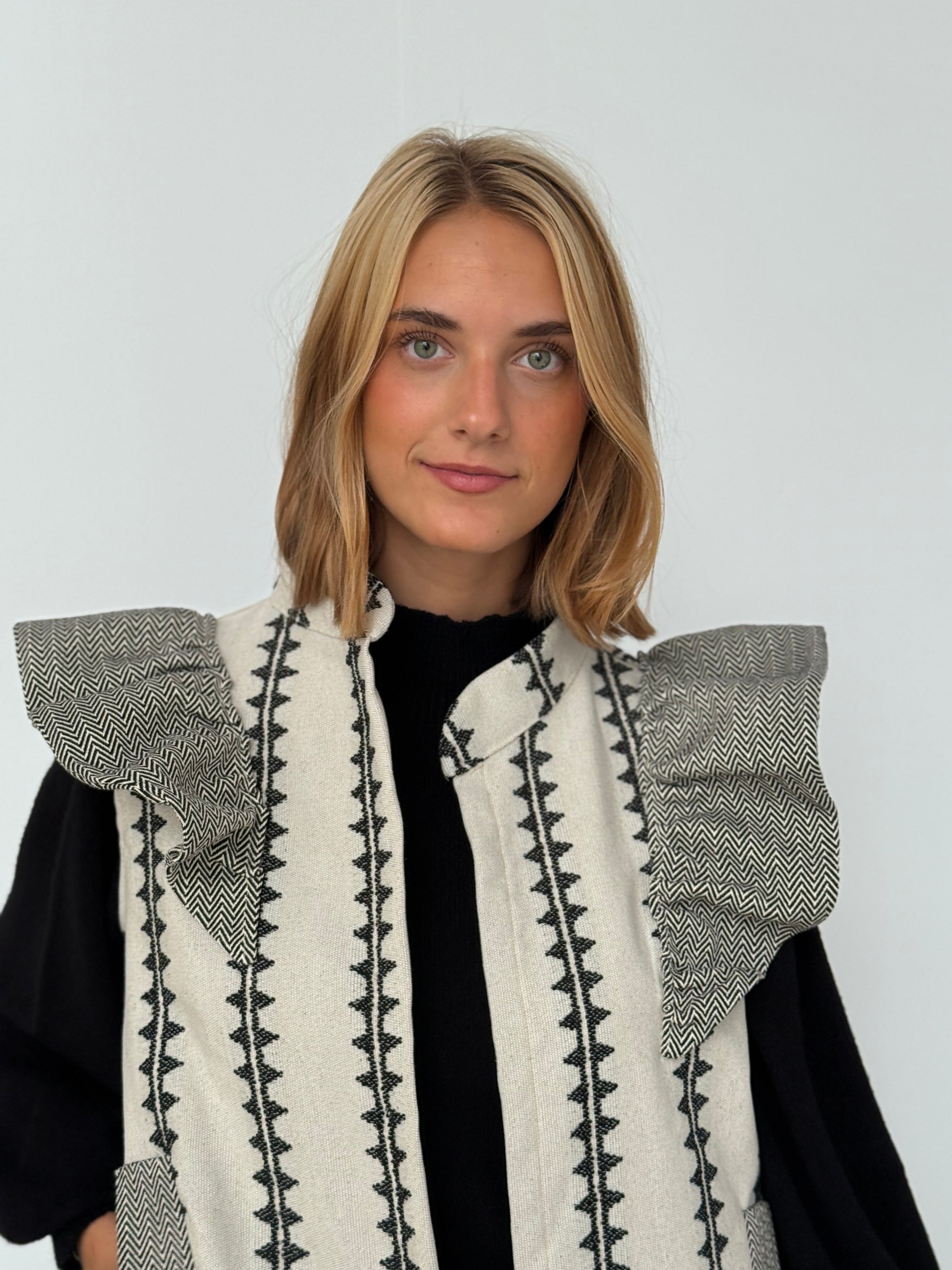 Chaleco 9MÁS5 Greca Beige y Negro