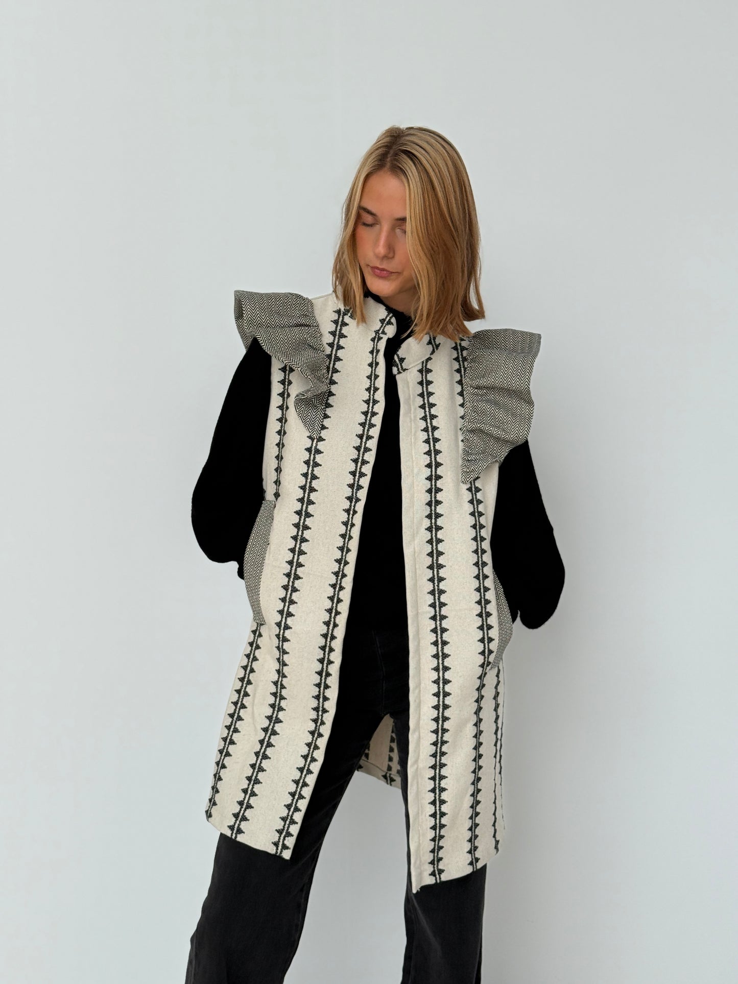 Chaleco 9MÁS5 Greca Beige y Negro