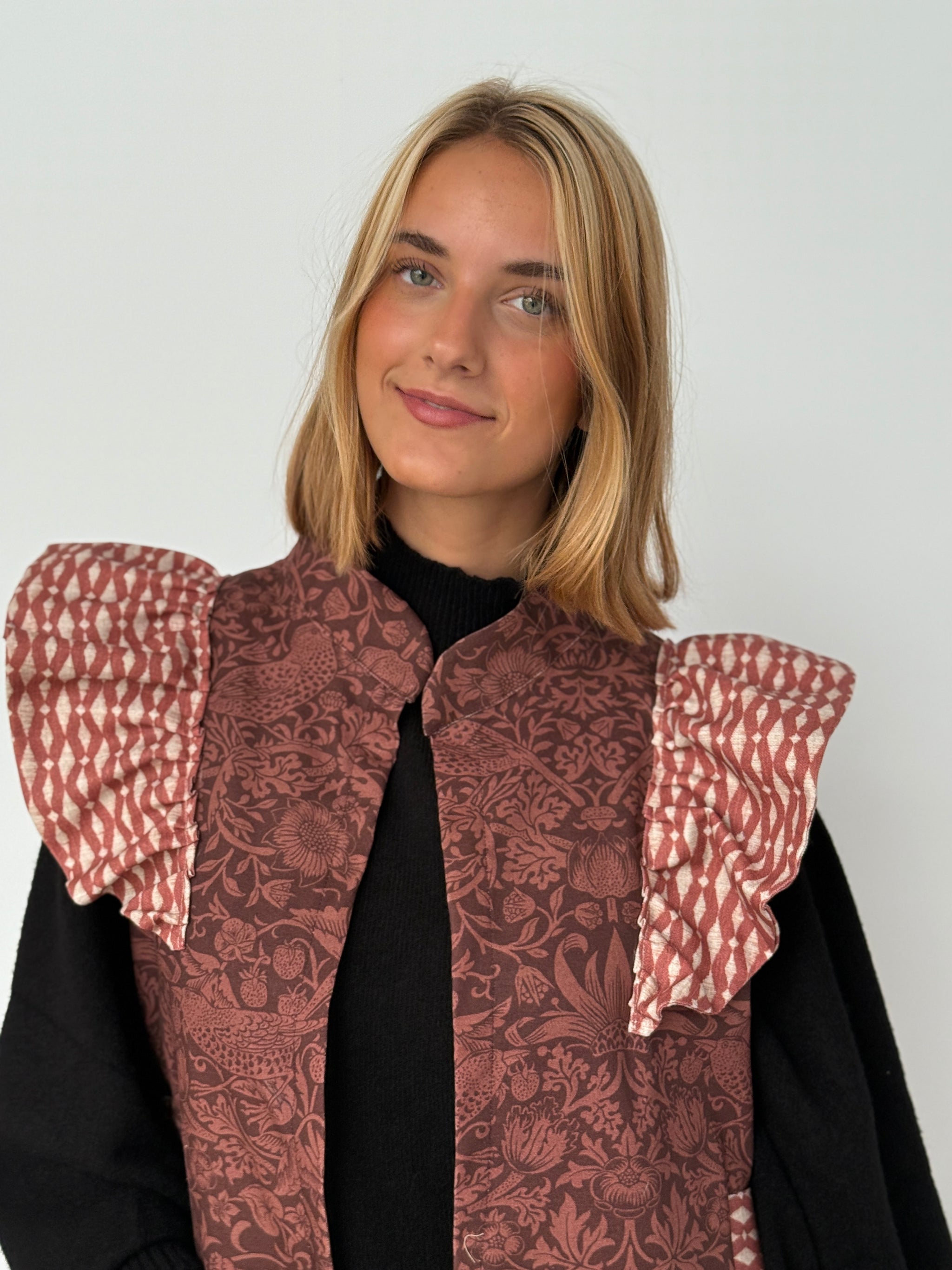 9MÁS5 Green and Rustic Beige Vest