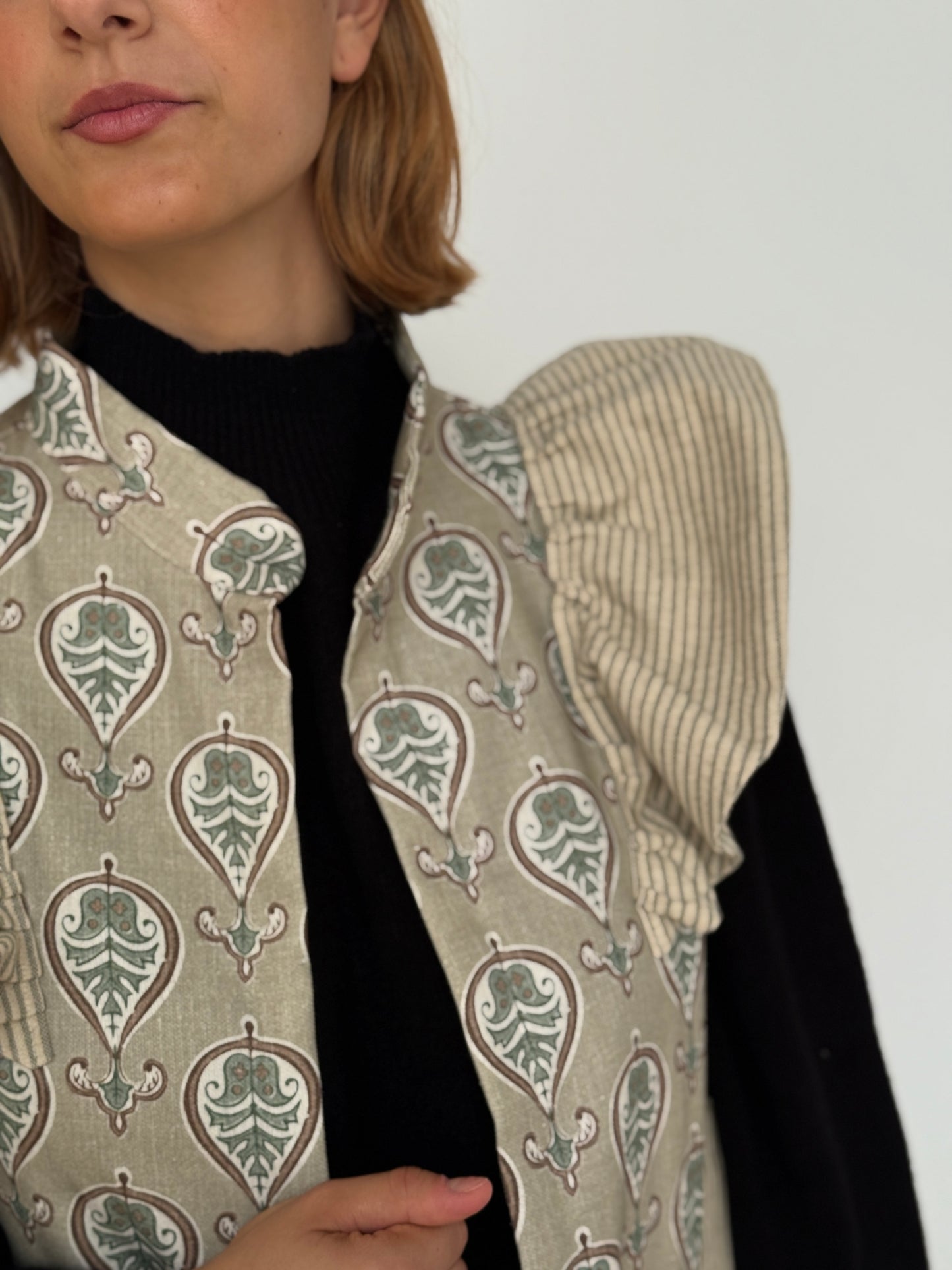 9MÁS5 Green and Rustic Beige Vest