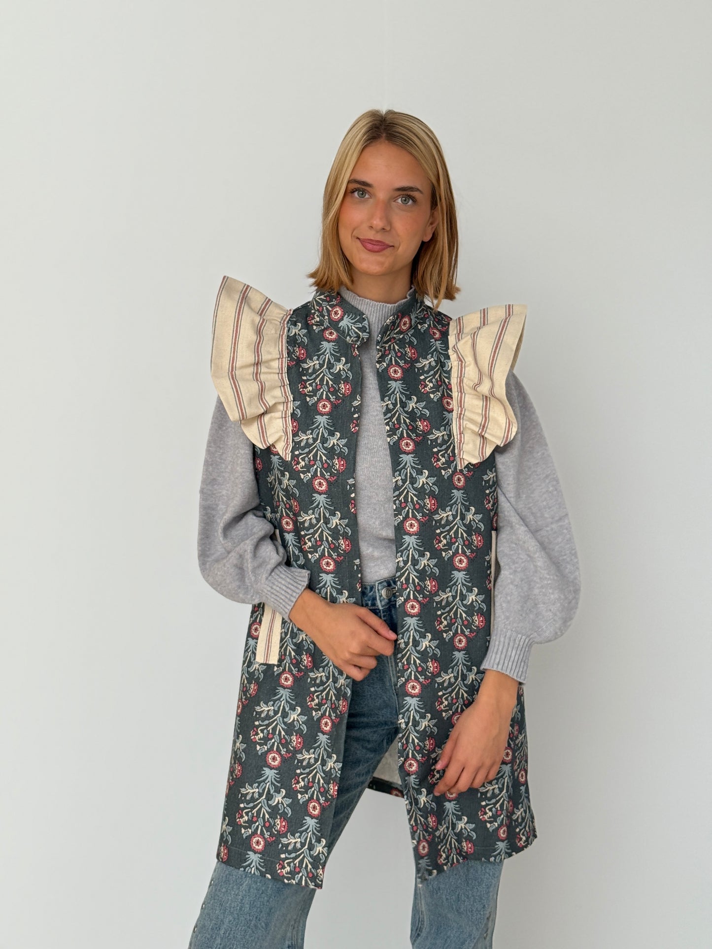 Chaleco 9MÁS5 Flores Azul y Fresa