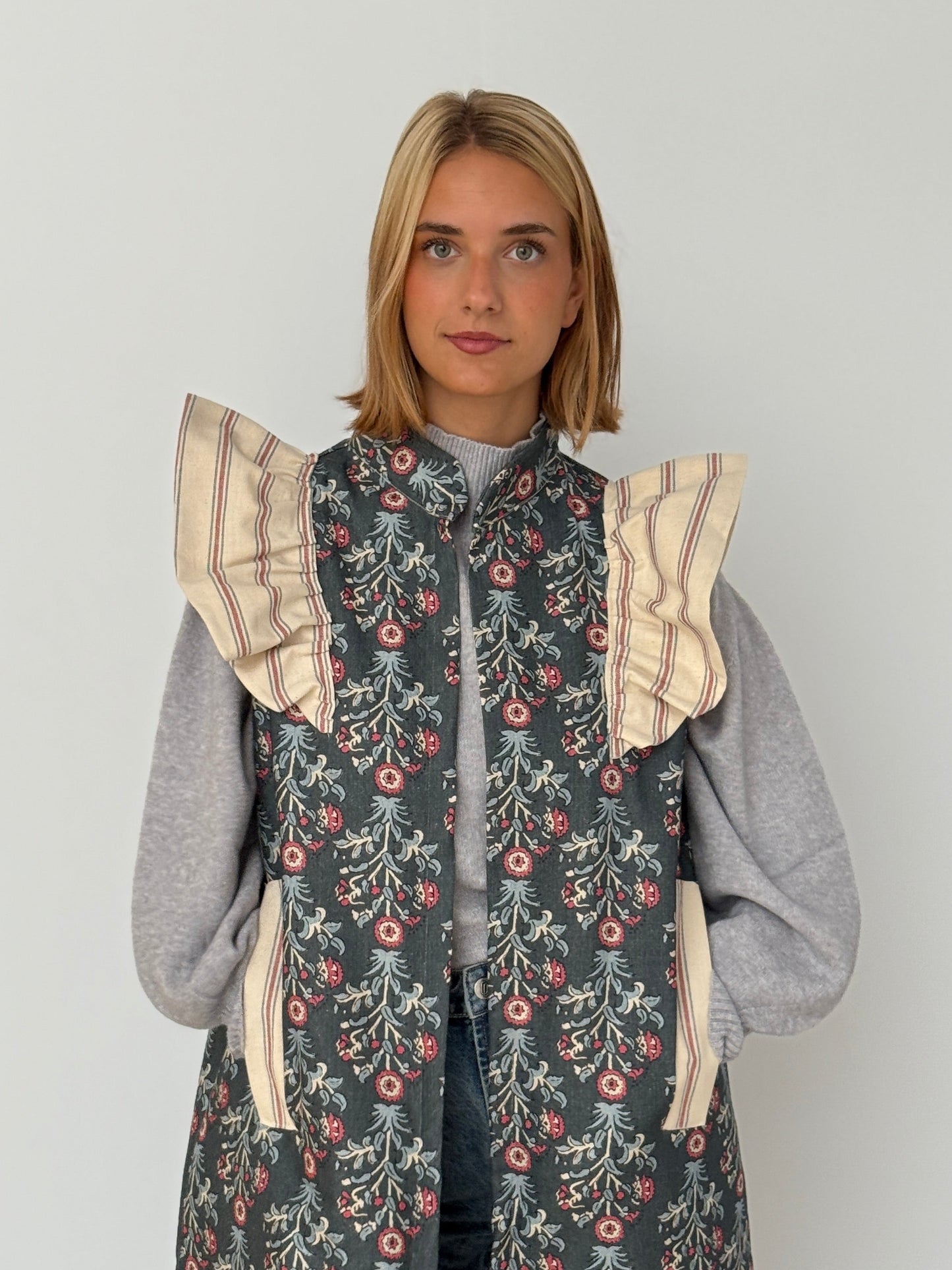 Chaleco 9MÁS5 Flores Azul y Fresa