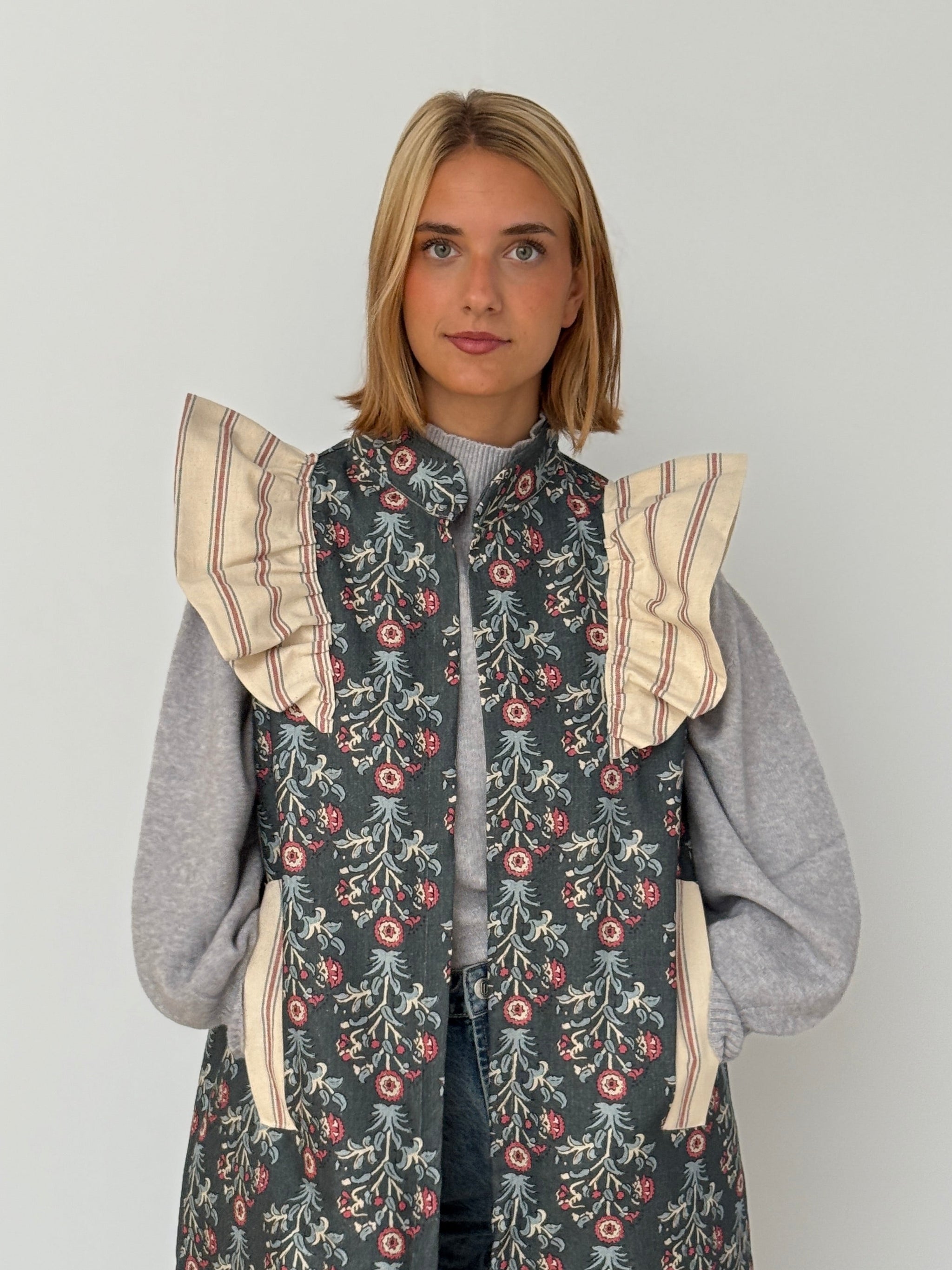 Chaleco 9MÁS5 Flores Azul y Fresa