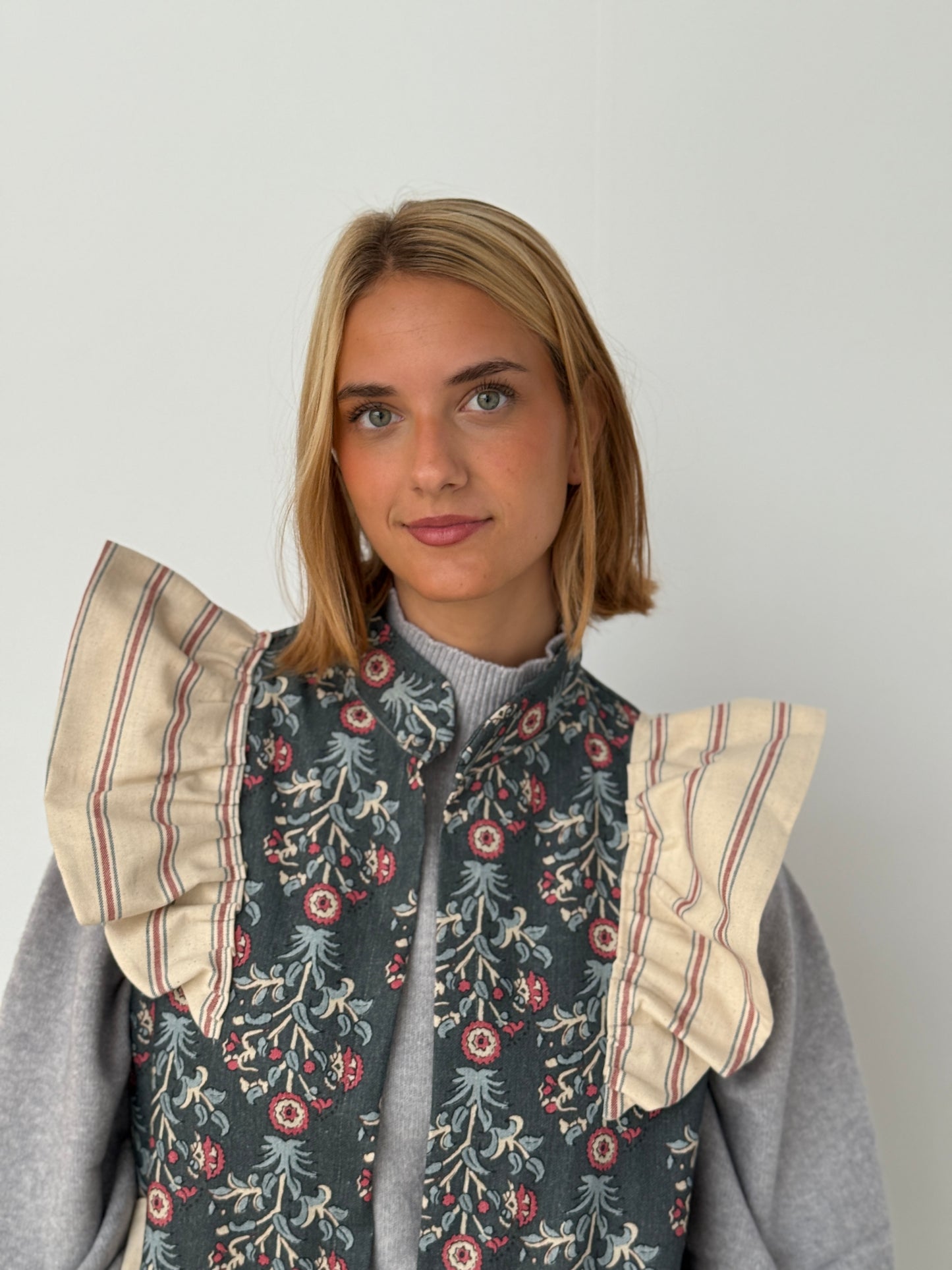 Chaleco 9MÁS5 Flores Azul y Fresa