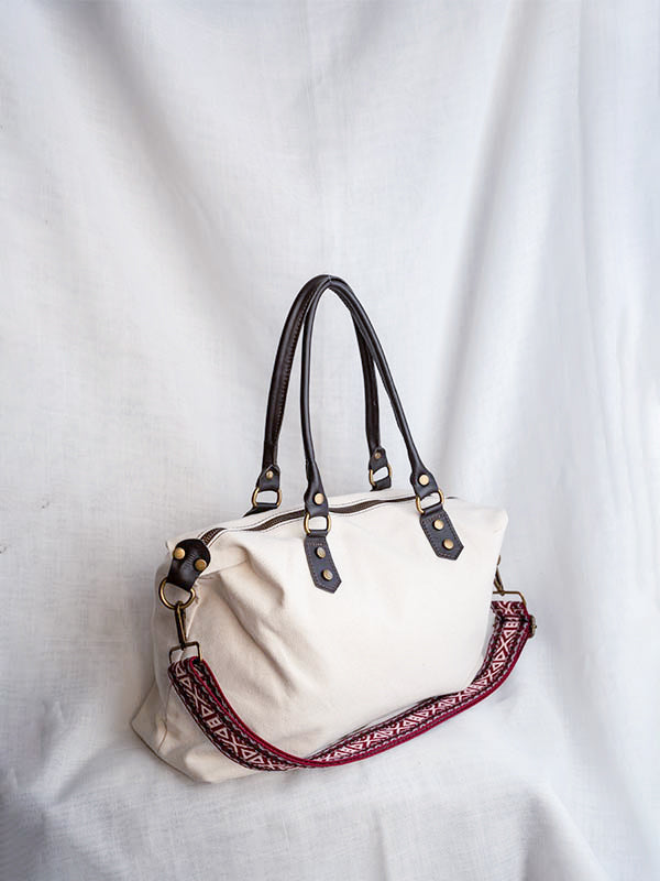 Bolso shopper color blanco crudo con correa estampada