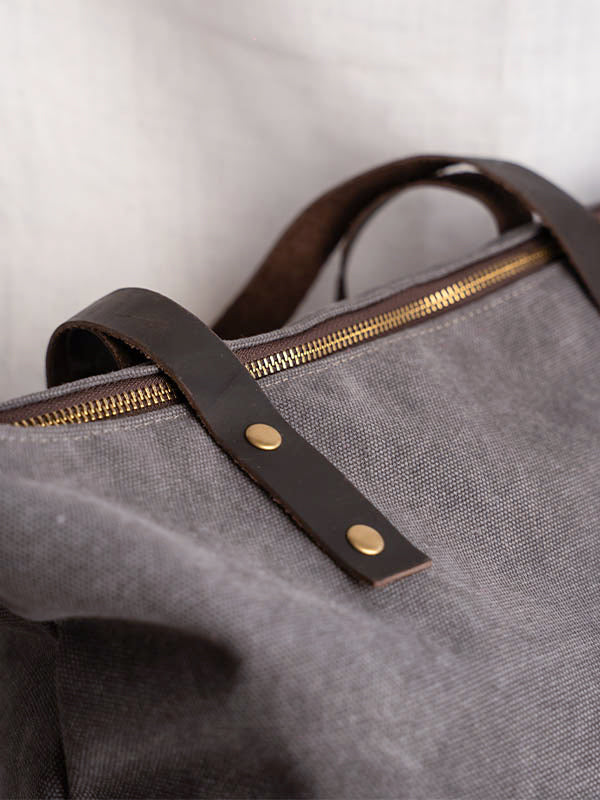 Detalle del asa del bolso shopper de color gris antracita