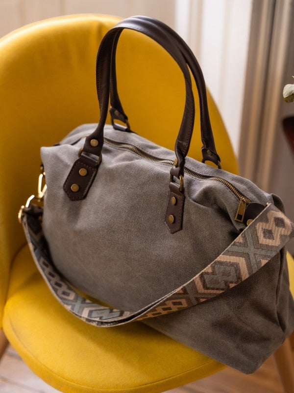 Bolso de loneta color gris lavado con correa.