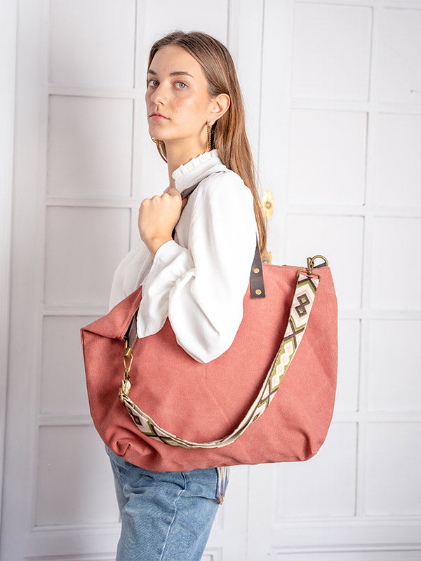 Bolso shopper de color caldero con asa estampada combinado con blusa blanca y jeans