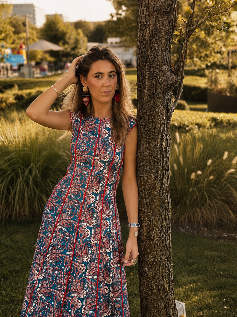 Vestido Más Allá Paysley Azul y Rojo
