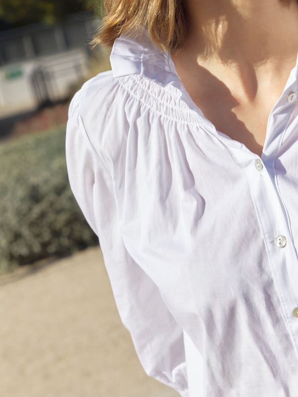 Foto detalle camisa augusta blanca.