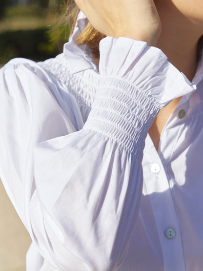 Foto detalle manga camisa augusta blanca.