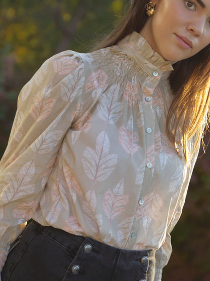 Foto detalle camisa augusta hojas beige