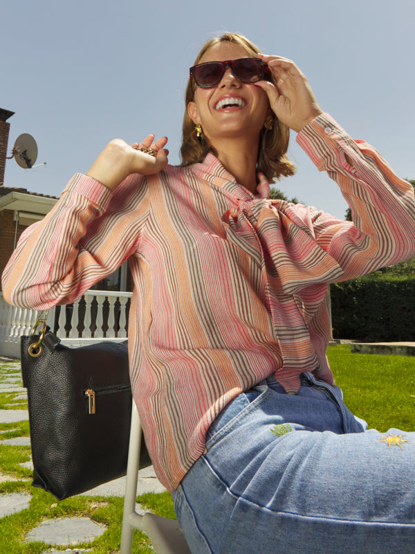 Foto modelo sentada riendo camisa florencia teja