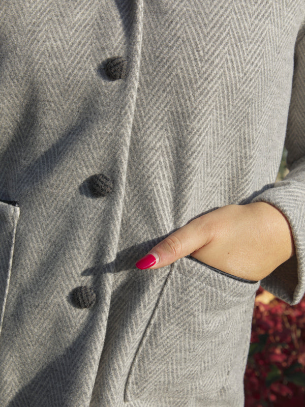 Foto detalle chaqueta cuello mao espiga gris