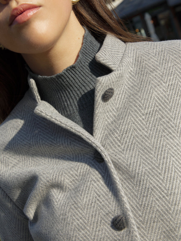 Foto detalle chaqueta cuello mao espiga gris