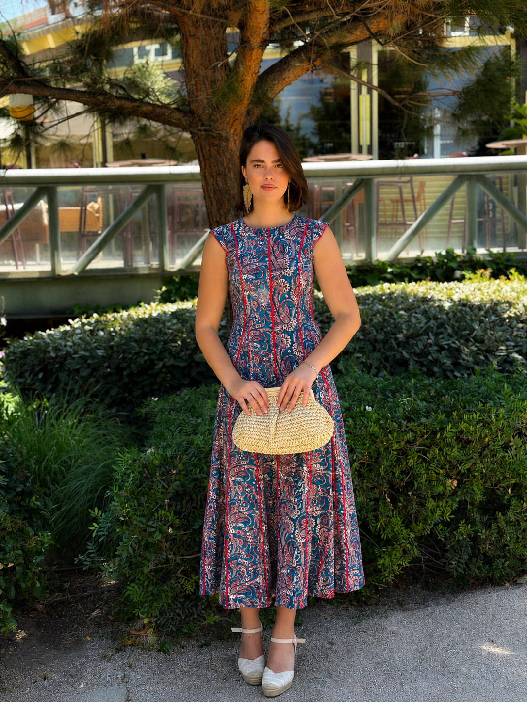 Vestido Más Allá Paysley Azul y Rojo
