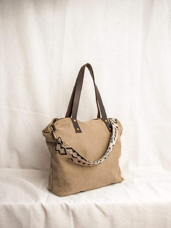 Bolso shopper color topo claro y con asa estampada