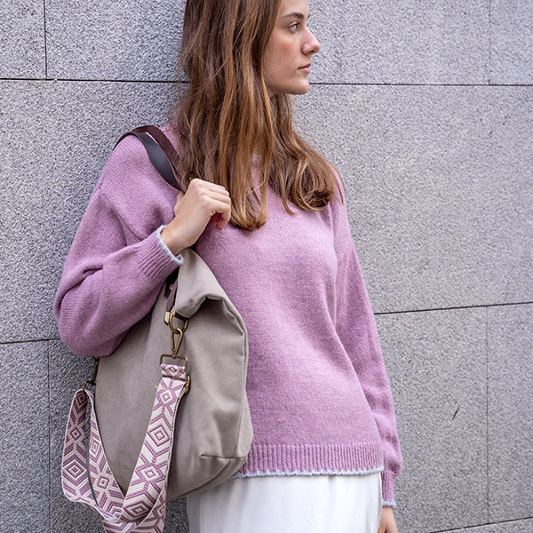 Bolso shopper color topo claro y con asa estampada colgada al hombro combinado con jersey lila y falda blanca