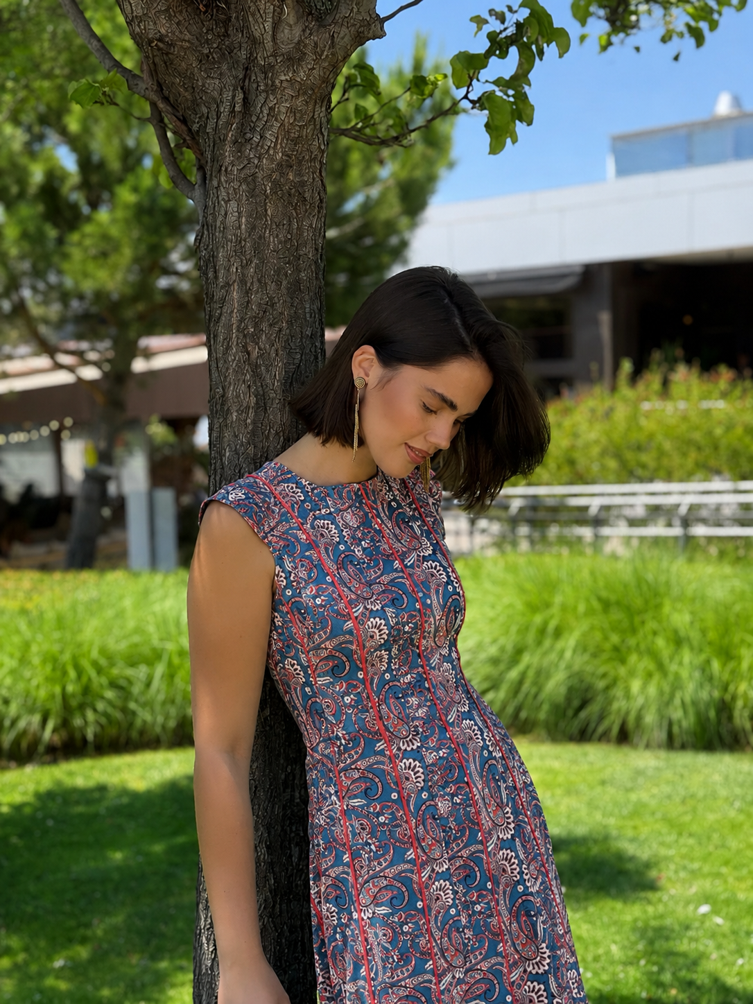 Vestido Más Allá Paysley Azul y Rojo
