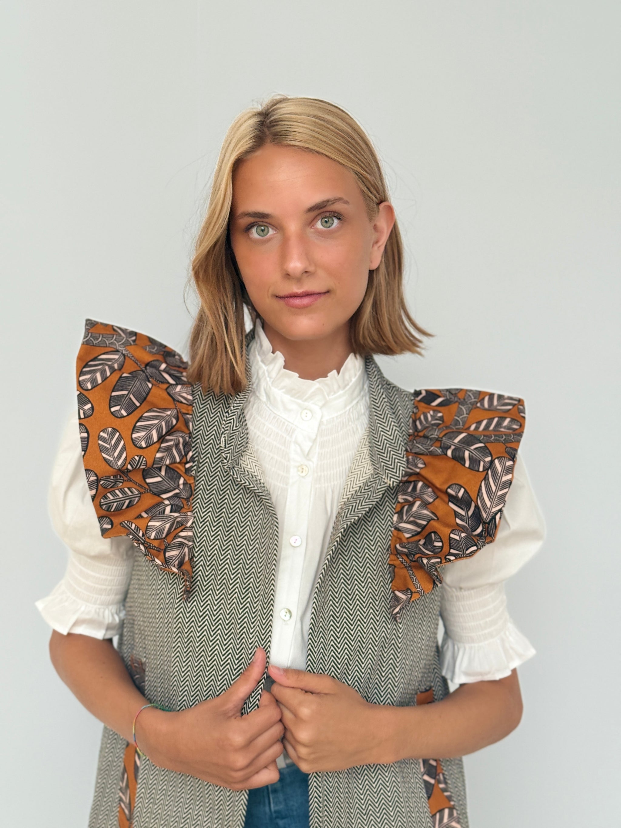 9MÁS5 Green and Rustic Beige Vest