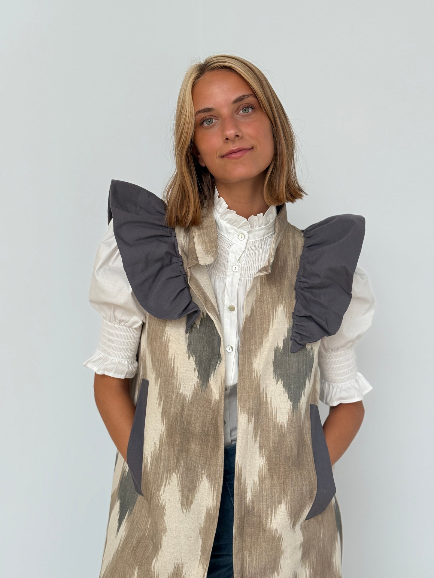 Chaleco 9MÁS5 Ikat Beige y Gris
