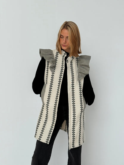 Chaleco 9MÁS5 Greca Beige y Negro