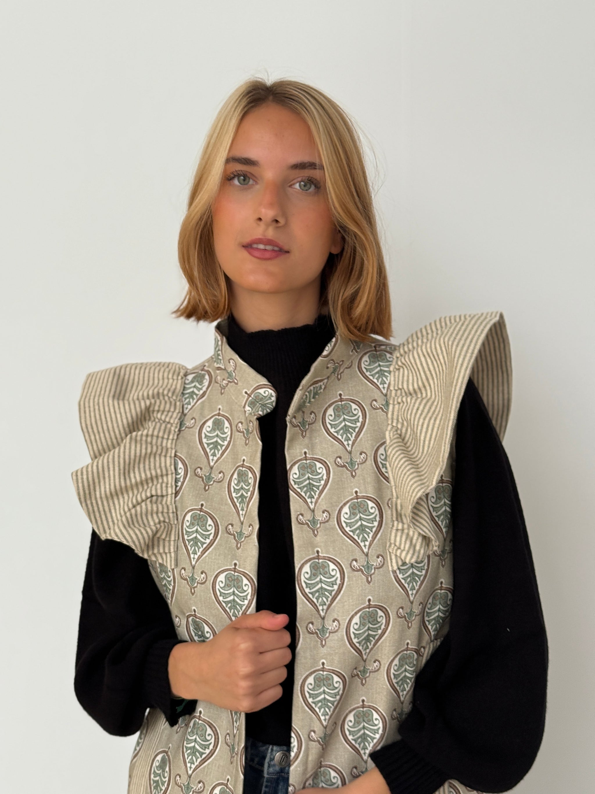 9MÁS5 Green and Rustic Beige Vest