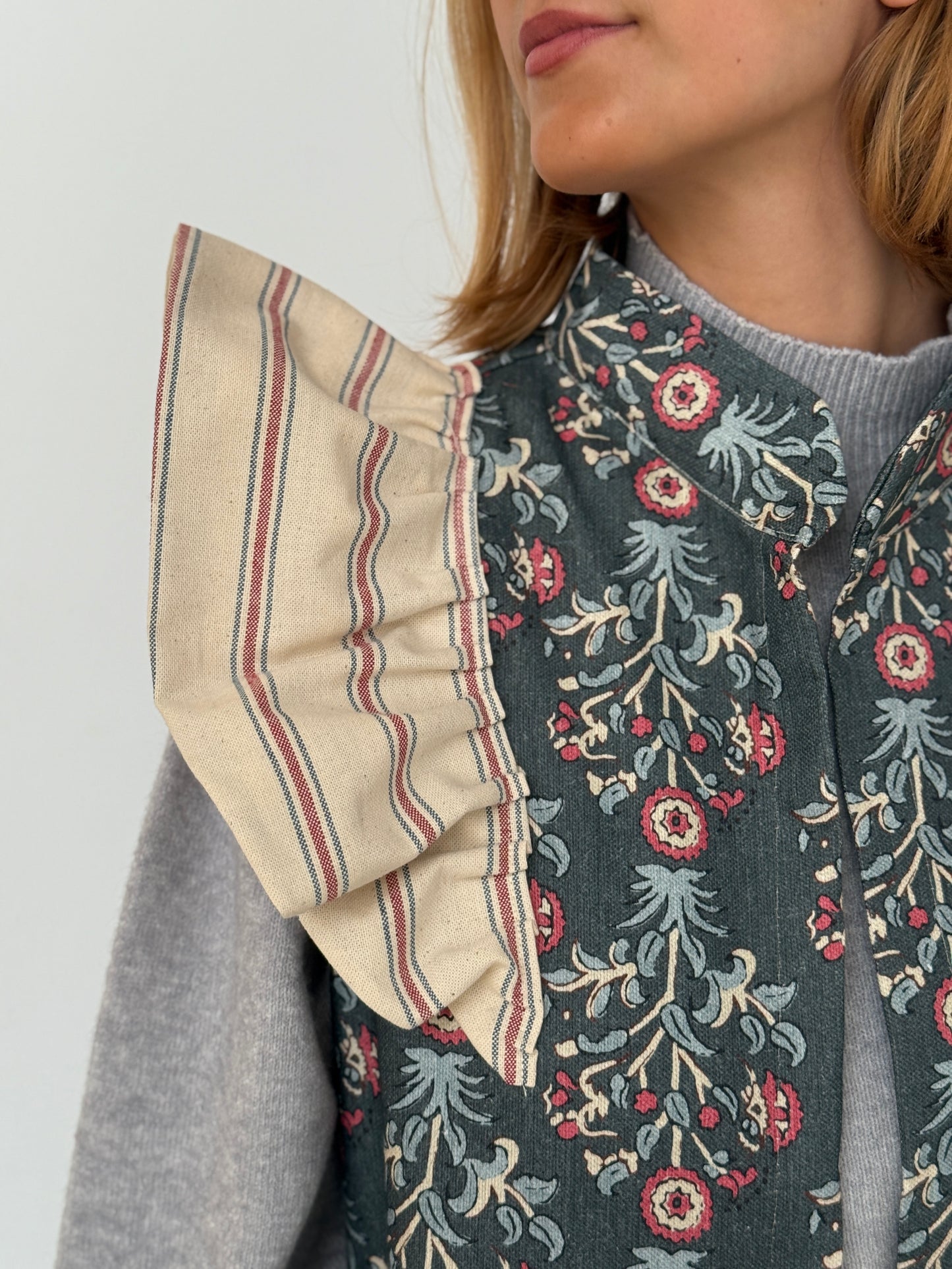 Chaleco 9MÁS5 Flores Azul y Fresa