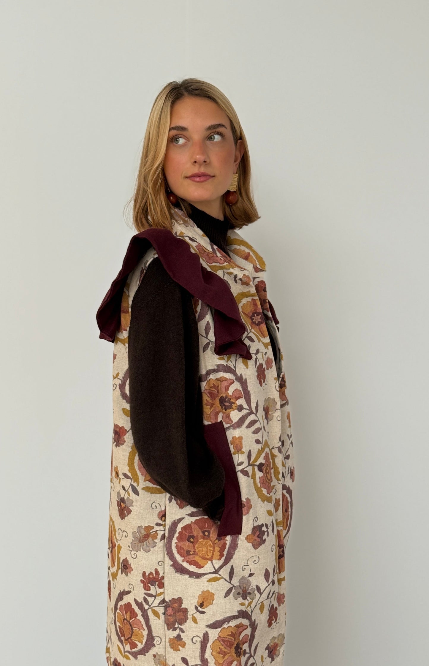 Chaleco 9MÁS5 Flores Burdeos y Mostaza