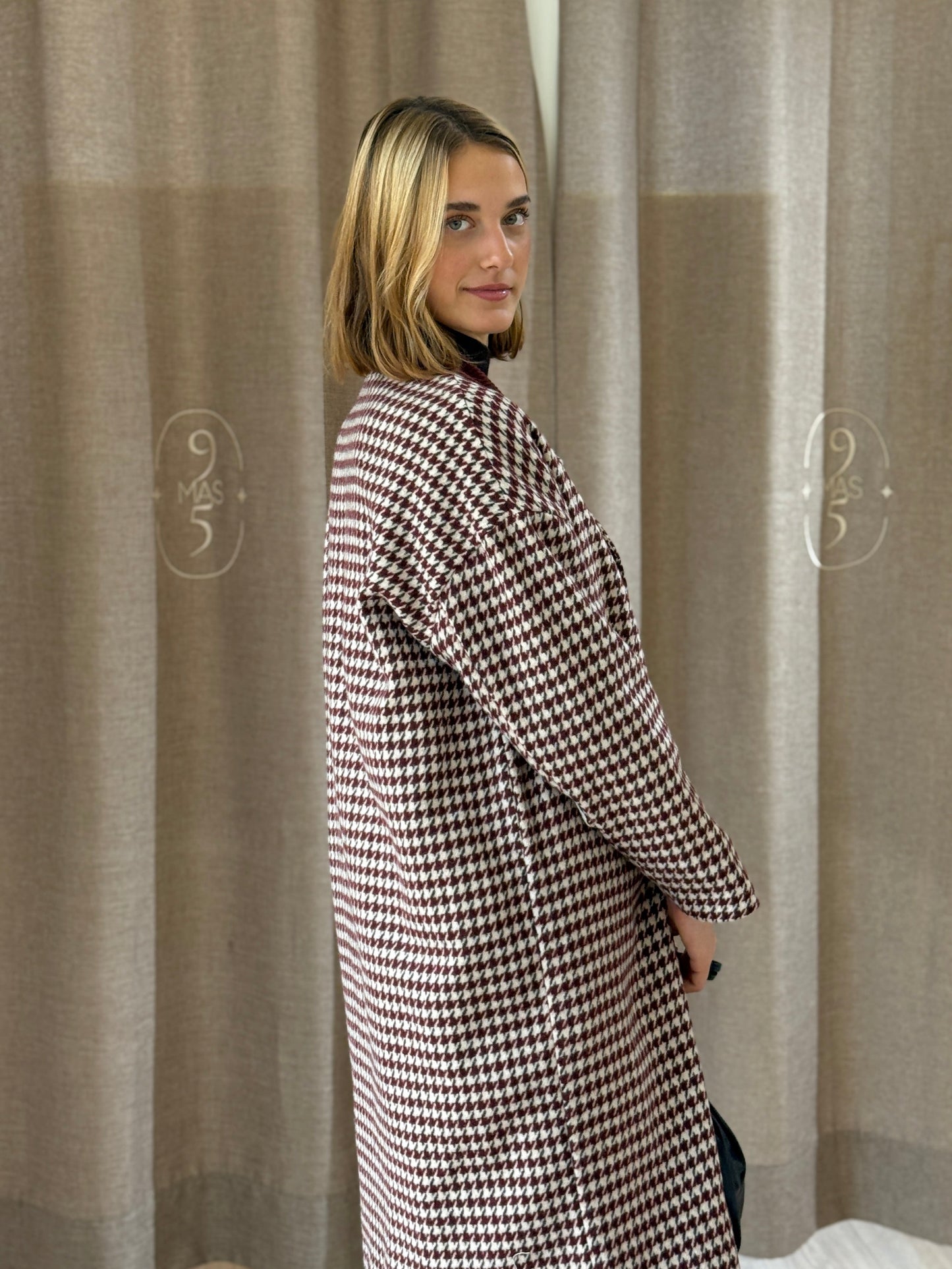 Abrigo Pata de Gallo Burdeos