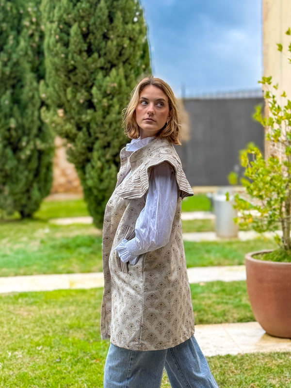 Chaleco 9MÁS5 Ikat Beige y Rayas Grises