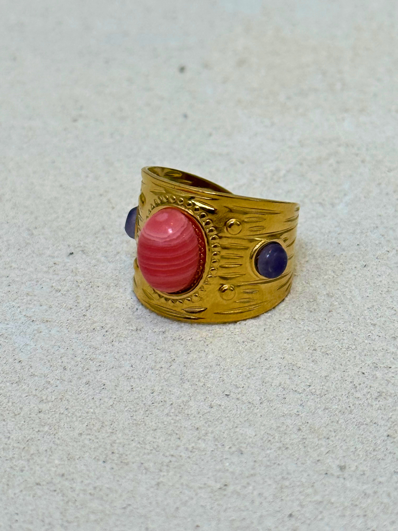 Anillo con piedras coral y morado