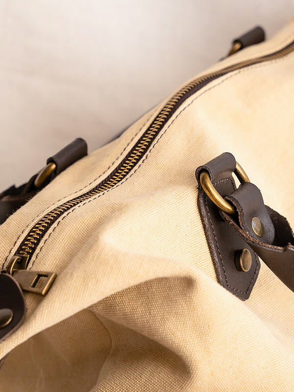 Detalle de la cremallera del bolso shopper color beige