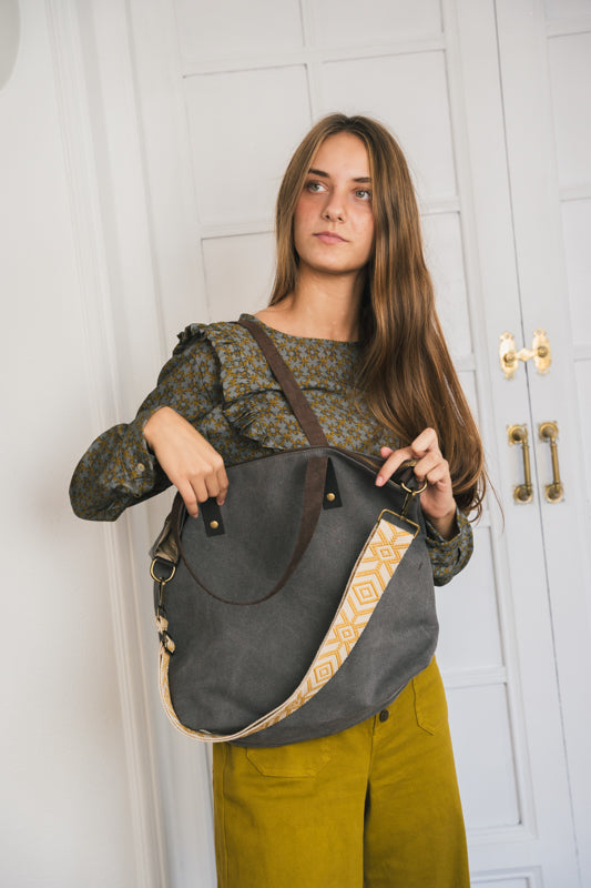 Bolso shopper de color gris antracita con asa estampada y combinado con blusa estampada y pantalones