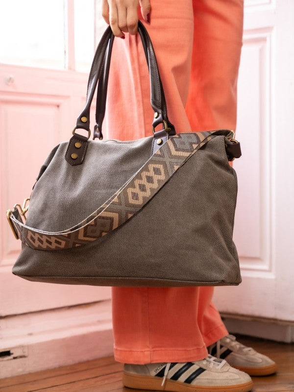 Bolso de loneta color gris lavado con correa.