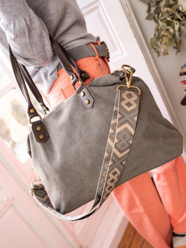 Bolso de loneta color gris lavado con correa.