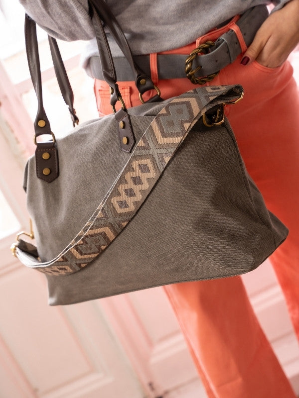 Bolso de loneta color gris lavado con correa.