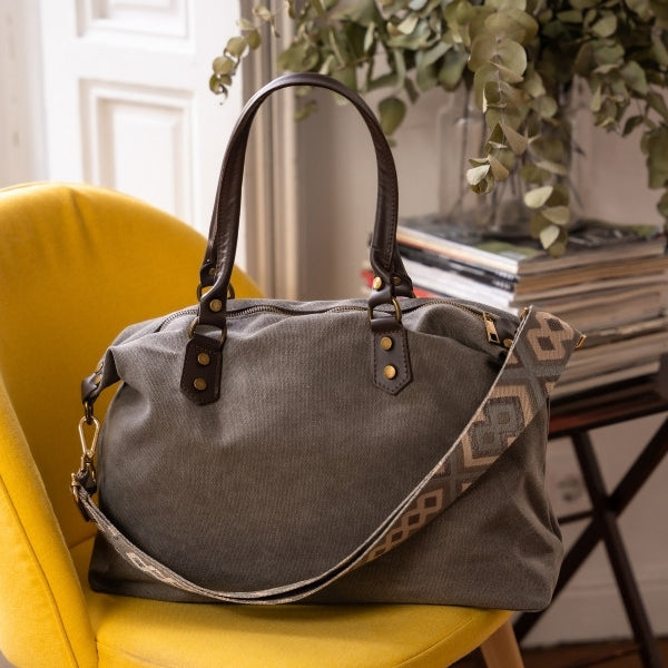 Bolso de loneta color gris lavado con correa.