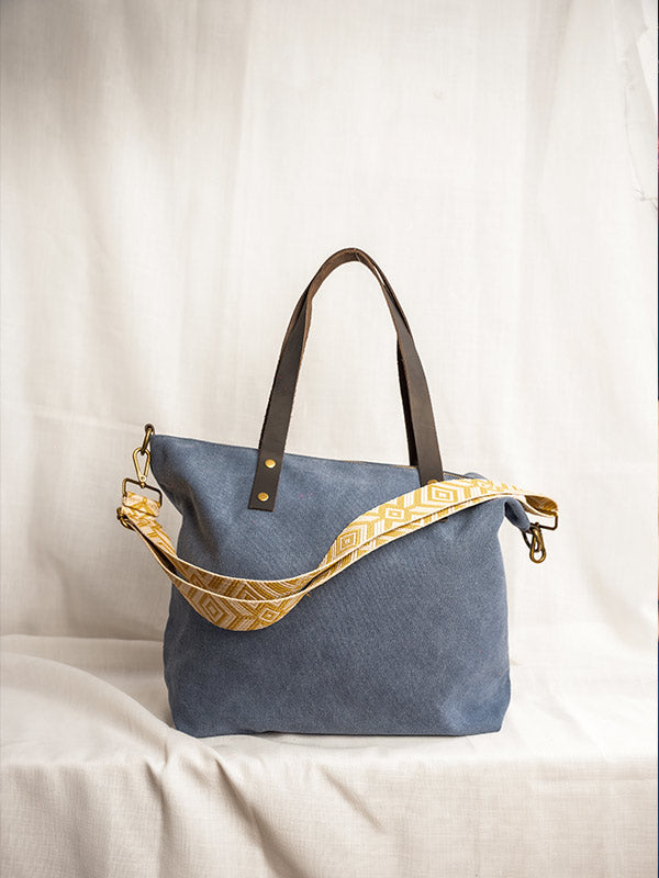 Bolso shopper de color azul lavado con asa estampada