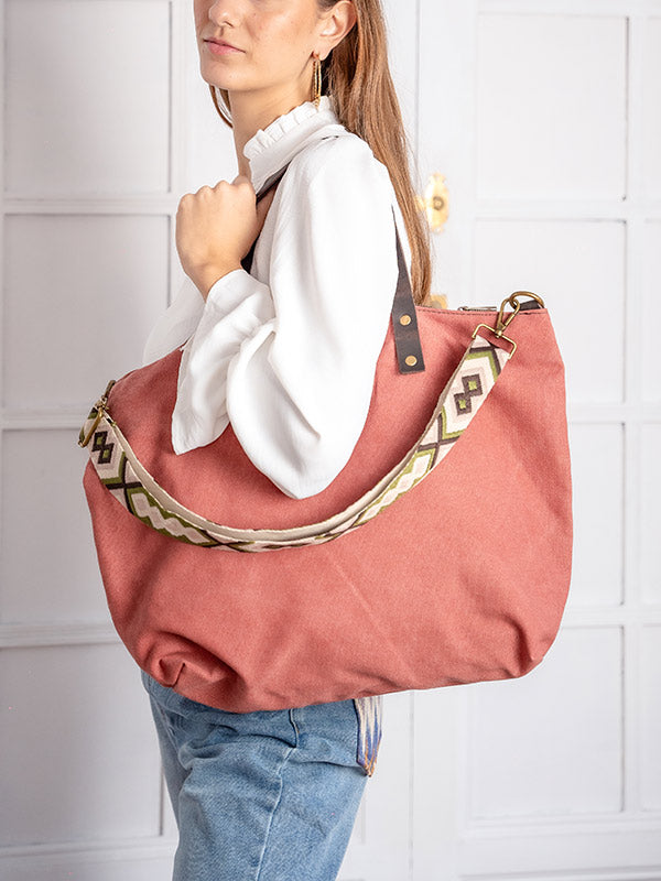 Bolso shopper de color caldero con asa estampada combinado con blusa blanca y jeans