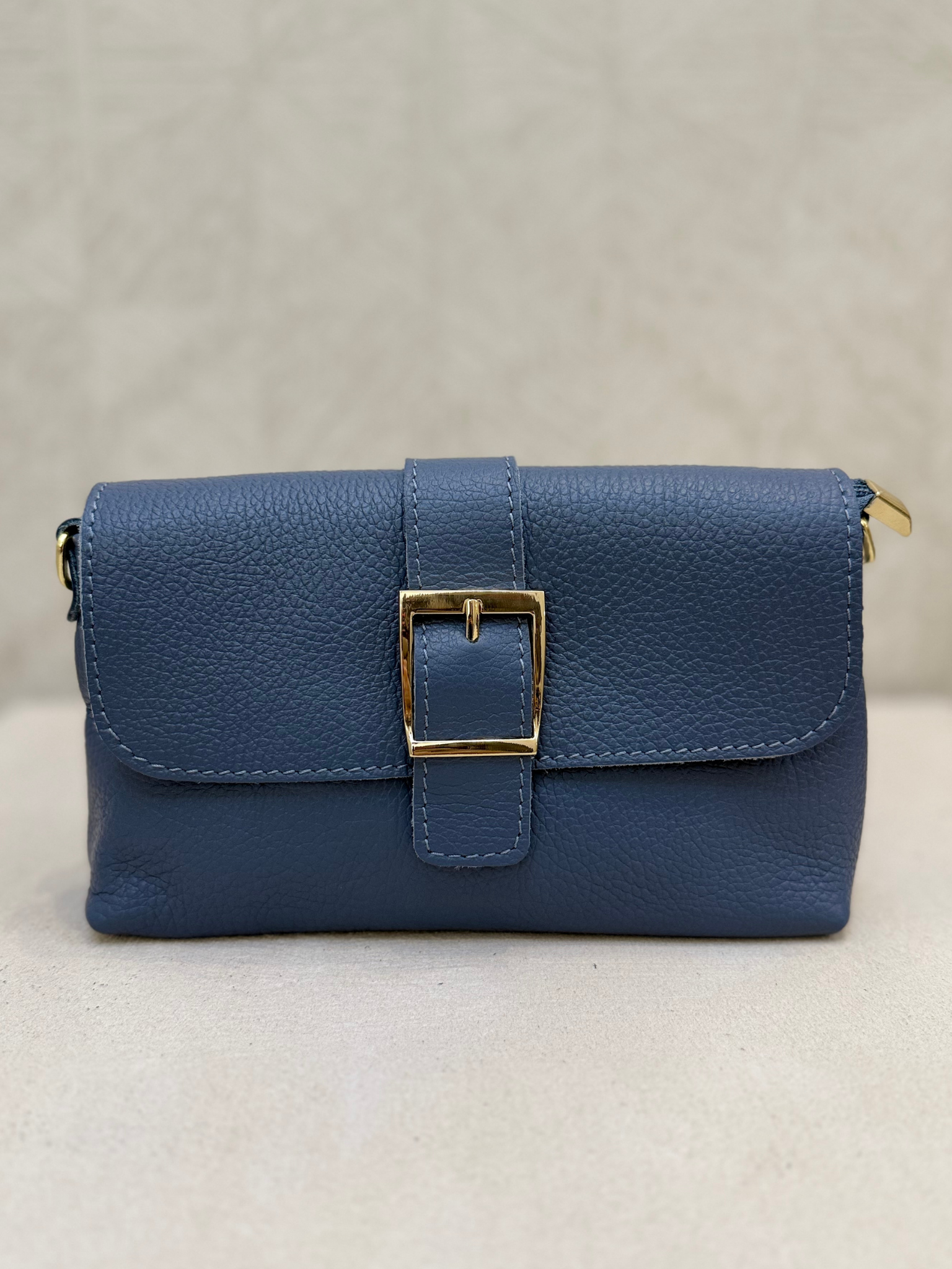 Bolso de piel azul con hebilla