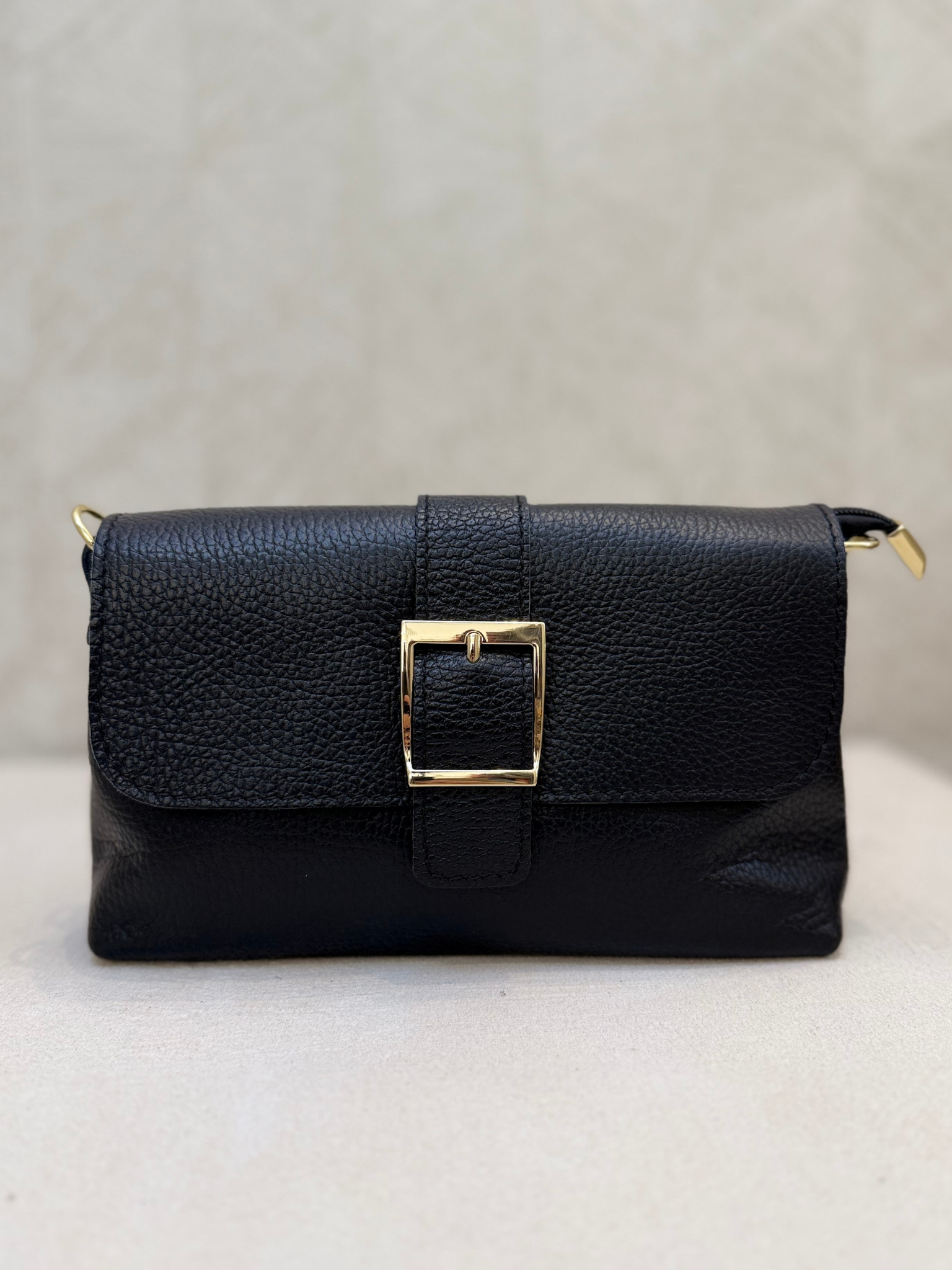 Bolso negro con hebilla dorada