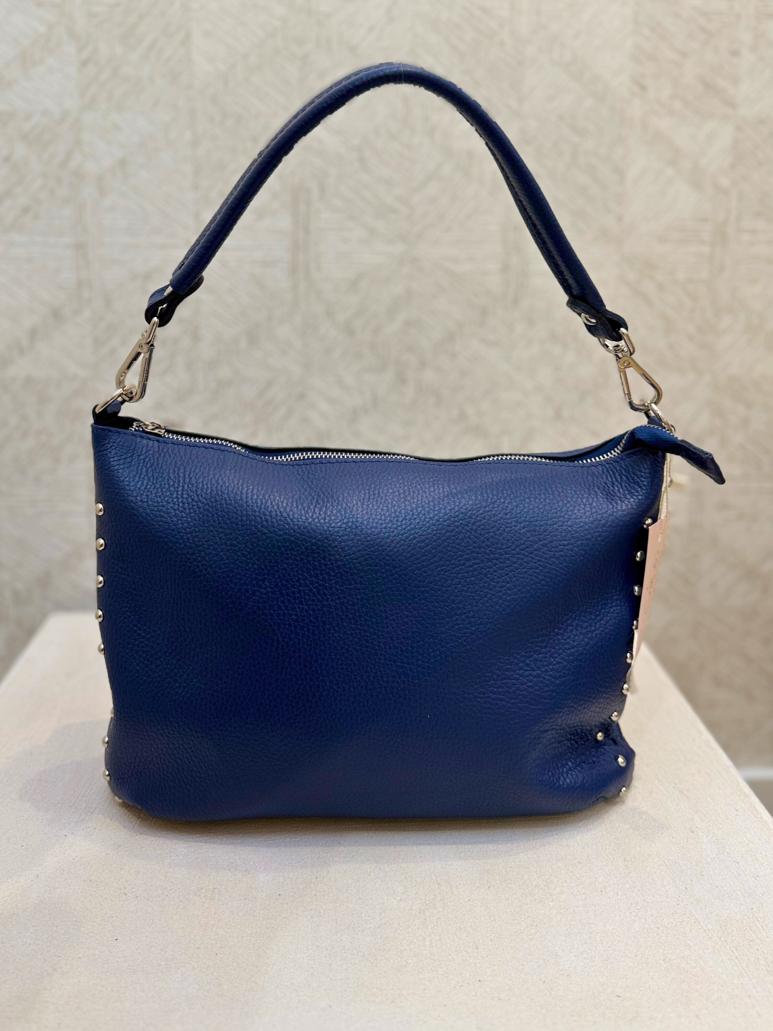 Bolso azul de piel con tachuelas